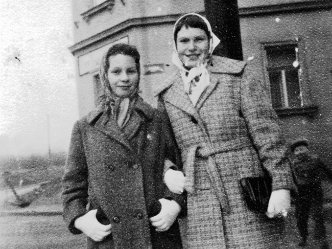 Mirka a Marie jdou do tanečních, vzadu restaurace Na Skřivánku (1964)